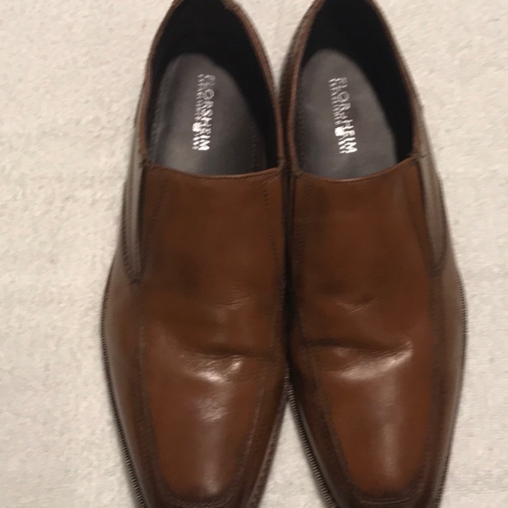 Mens dress shoes size 9 1/2 .in great condition.like new . No box